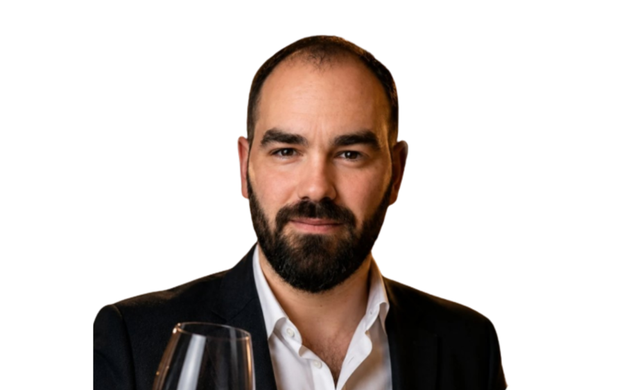Antony Longo, fondateur d'Alsignature, dégustant un verre de vin
